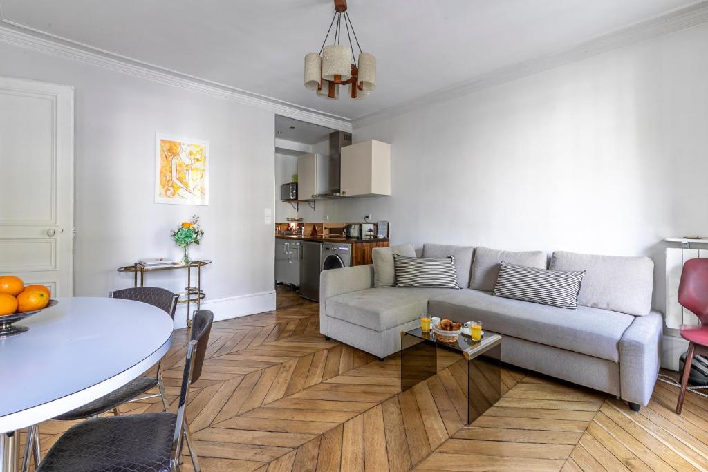 a living room with a couch and a table at Apartment Paris 4° centre - Marais/Beaubourg in Paris