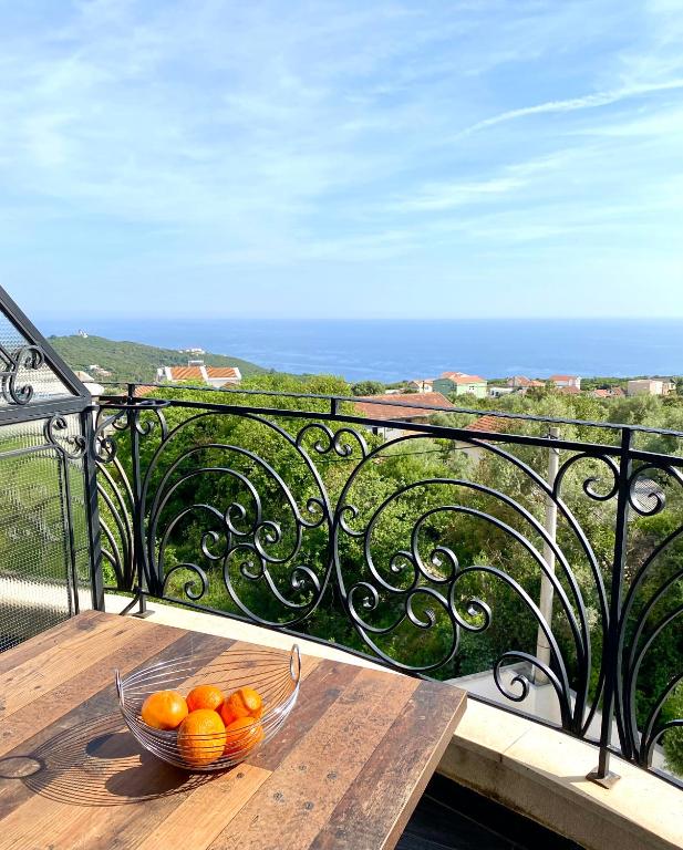 Krimovica Sunset Spacious Apartment with Sea View and Pool