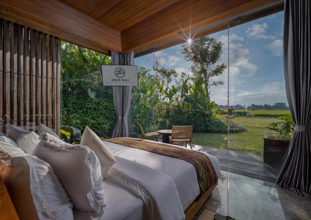 Postel nebo postele na pokoji v ubytování Gdas Bali Health and Wellness Resort - Adult Only