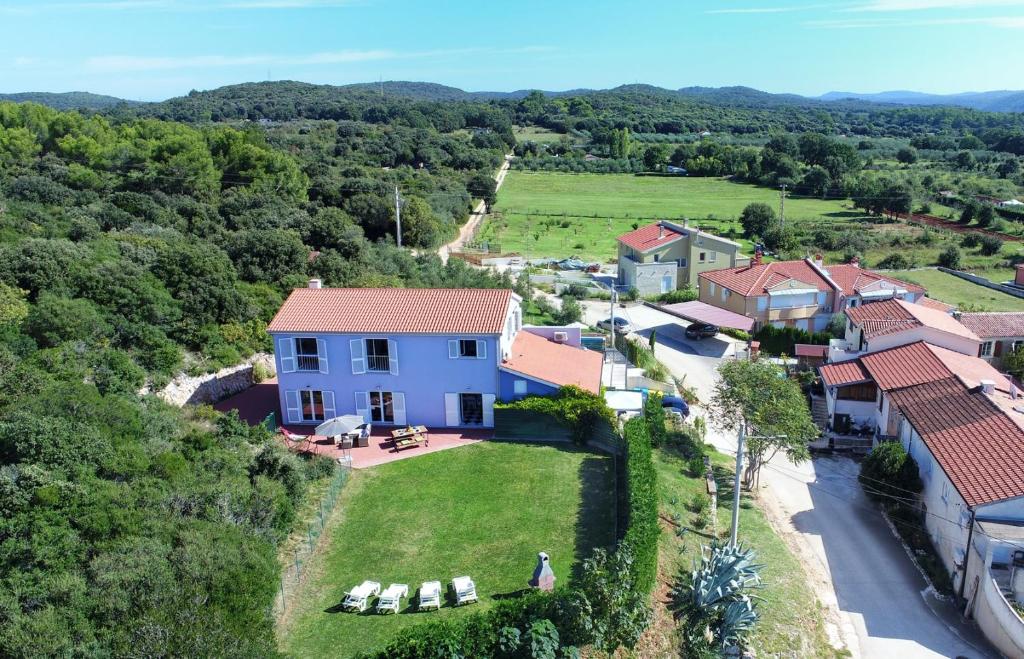 una vista aerea di una casa con cortile di Casa Lavanda Vrsar shared Pool a Vrsar