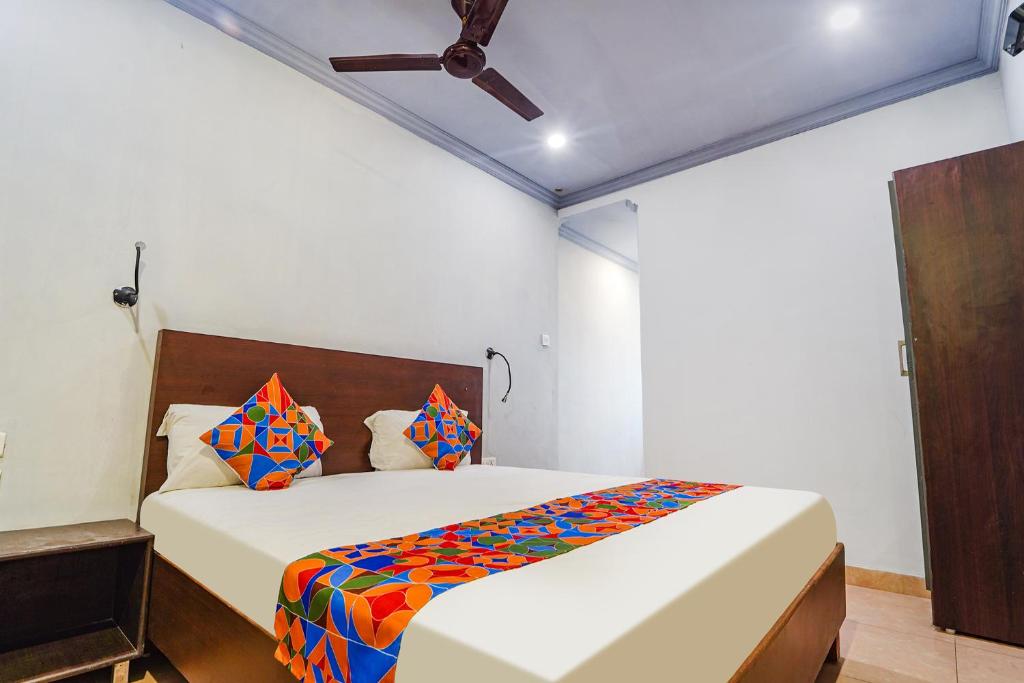 เตียงในห้องที่ FabExpress Chennai Central