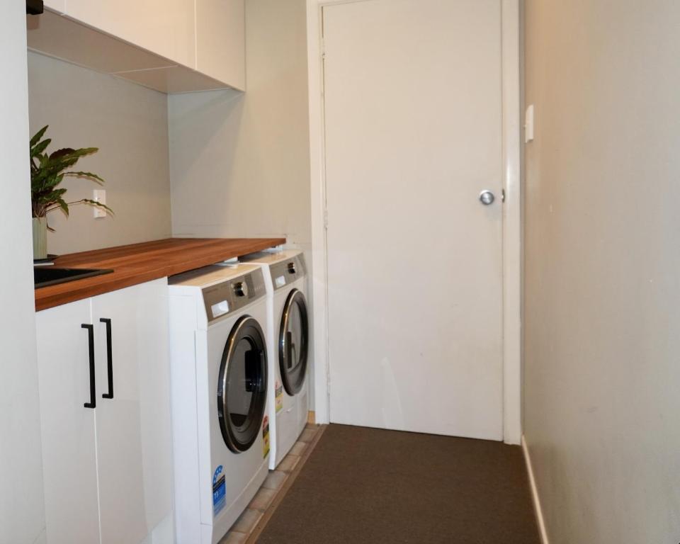 Comfortable Home, Big Backyard - Resim 12