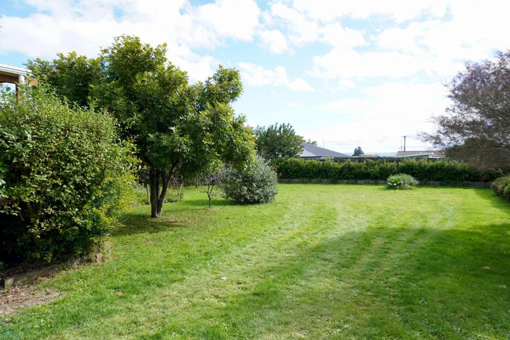 Comfortable Home, Big Backyard - Resim 13