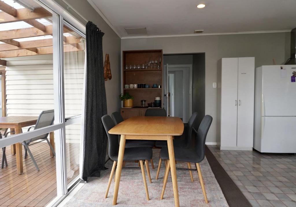 Comfortable Home, Big Backyard - Resim 9