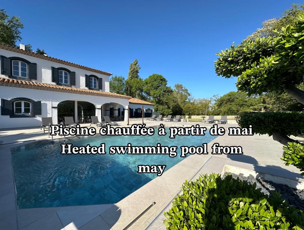 une villa avec une piscine et une citation dans l'établissement Hôtel La Bastide Saint Martin, à Carcassonne