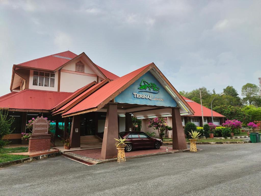 ein Restaurant mit einem davor geparkt in der Unterkunft TERINAI TASOH LAKE VIEW RESORT 