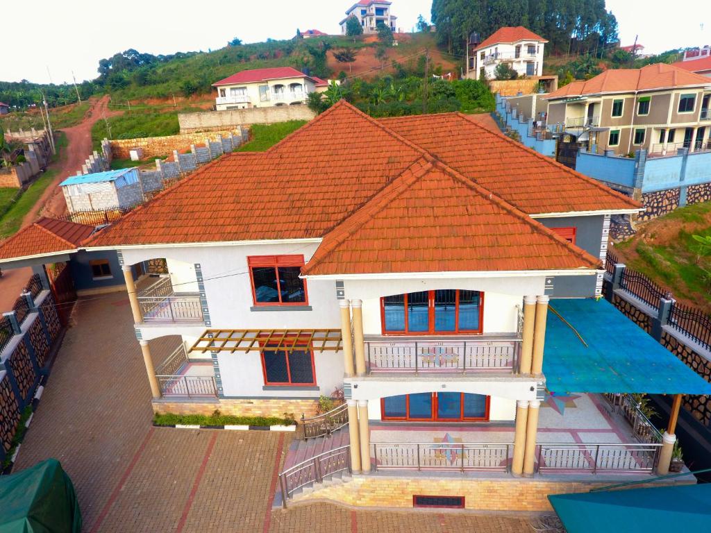 een uitzicht op een huis met een oranje dak bij Jingo's Residence in Kampala