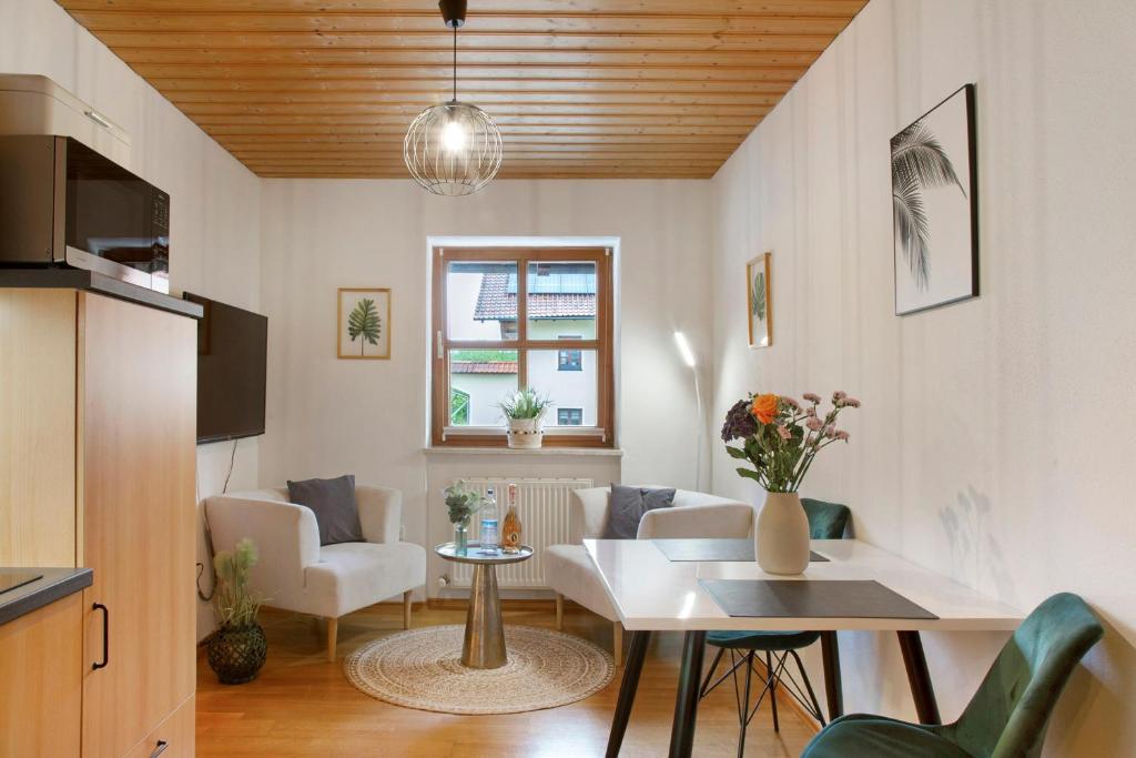 ein Wohnzimmer mit einem Tisch und Stühlen in der Unterkunft Schönauer Hof - Wohnung Max Josef in Passau