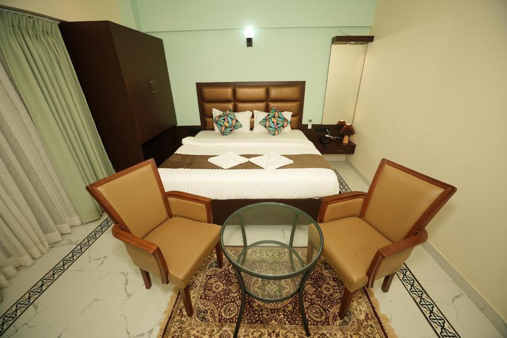 Postel nebo postele na pokoji v ubytování Saikiran Hotel
