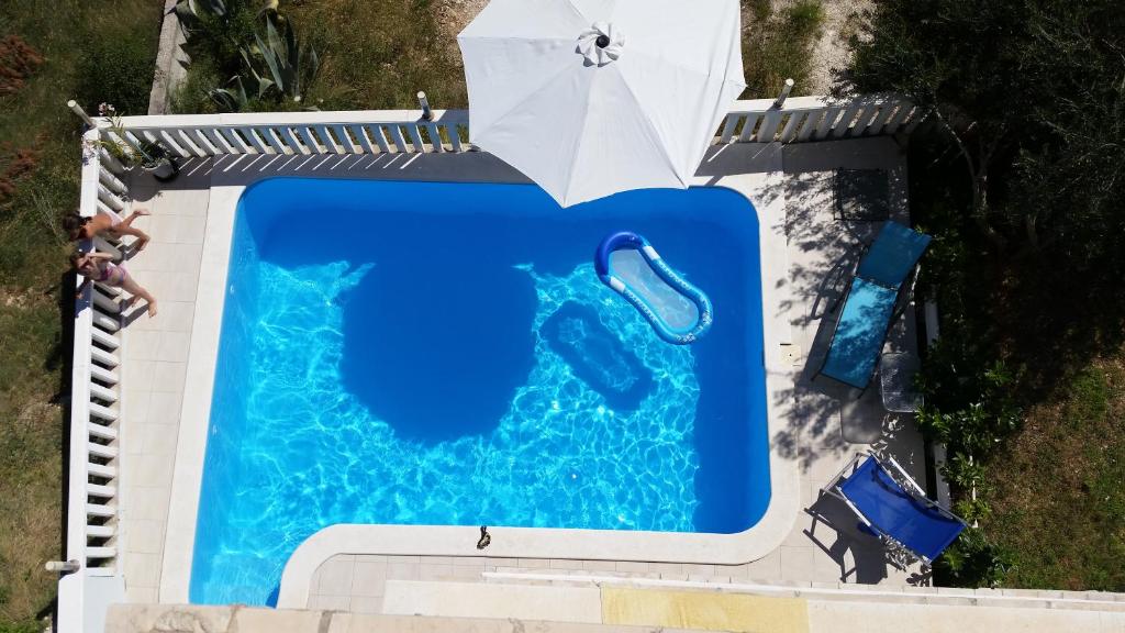 Bazén v ubytování Apartments Ivančić nebo v jeho okolí