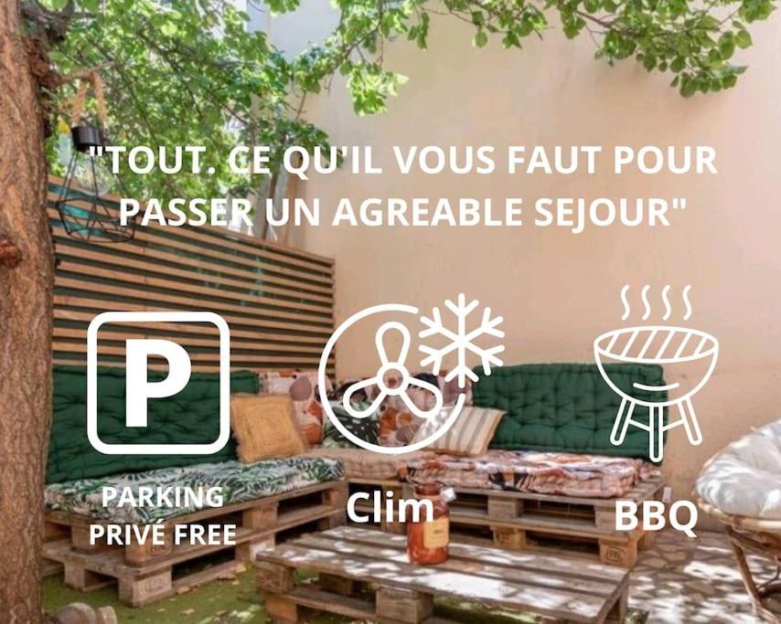une terrasse avec un canapé vert et une table dans l'établissement BBQ-terrasse Ombragée-proche hypercentre, à Toulon