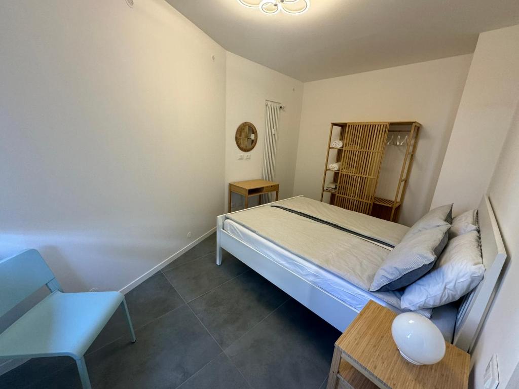 Dormitorio pequeño con cama y mesa en IL POSTICINO, en Forlì