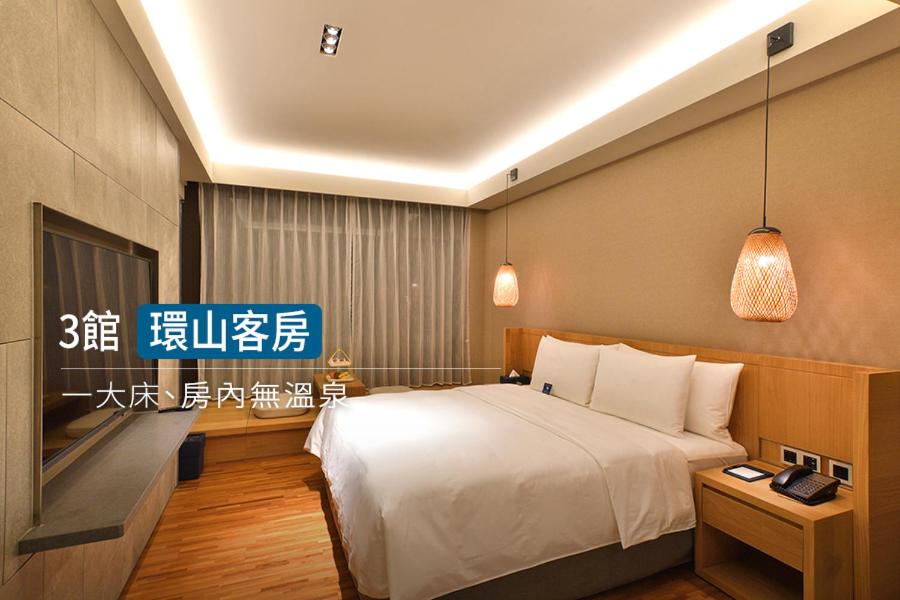 a hotel room with a bed and a tv at Samiling Resort in Checheng