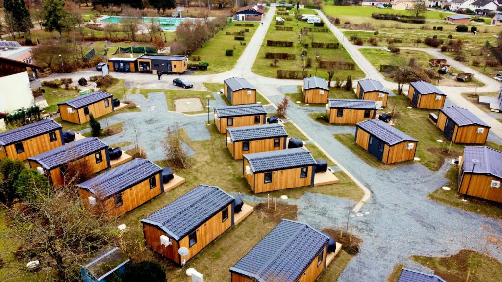 uma vista aérea de uma aldeia com casas de madeira em Tinyhaushotel - Campingpark Nabburg em Nabburg