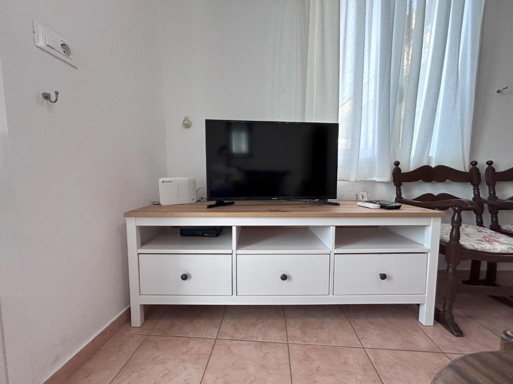 Televízia a/alebo spoločenská miestnosť v ubytovaní Sea-front Cozy Apartment