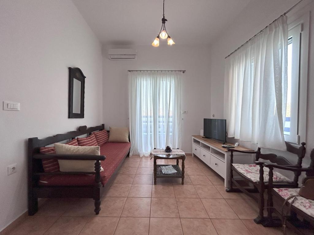 Televízia a/alebo spoločenská miestnosť v ubytovaní Sea-front Cozy Apartment