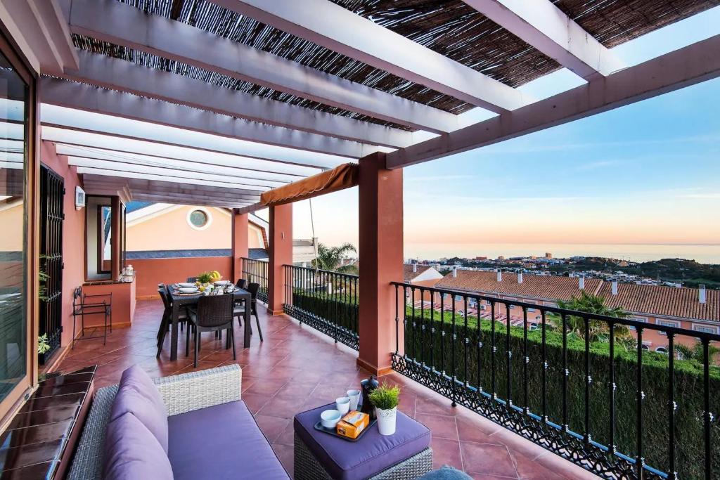 een patio met uitzicht op de oceaan bij Villa Mediterranea in Benalmádena
