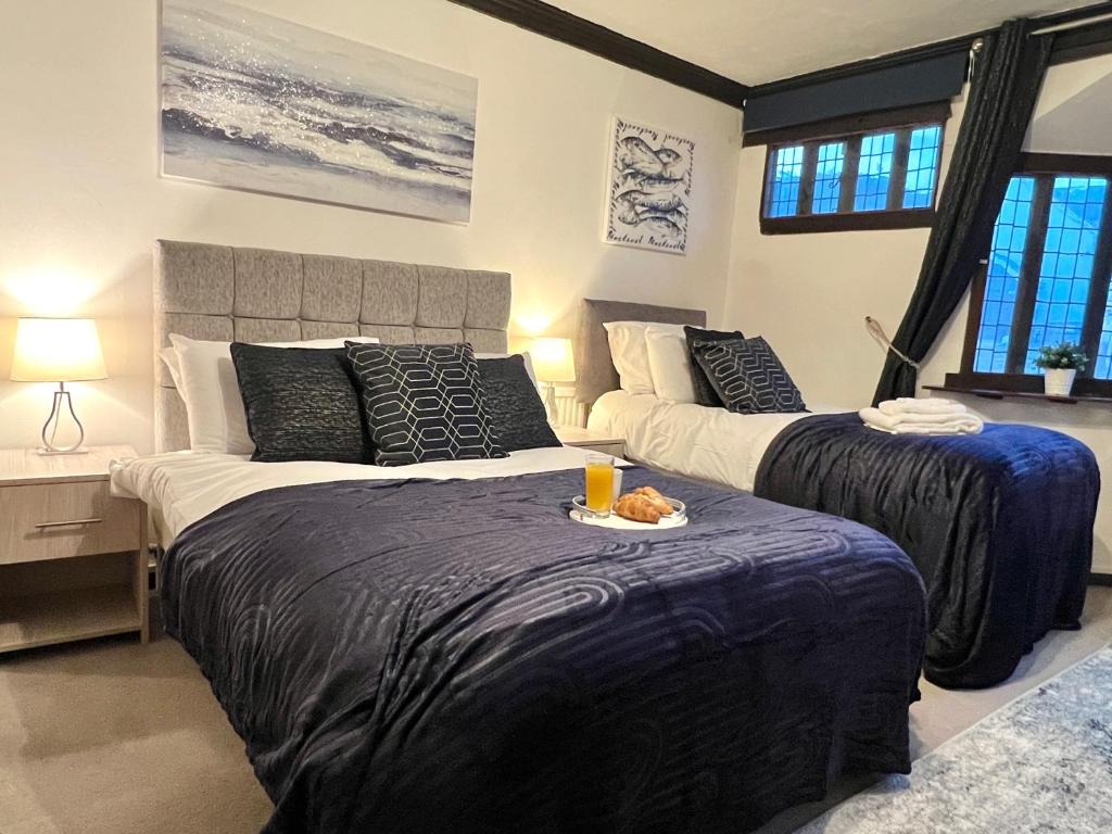 Llit o llits en una habitació de Duchess House 1- Spacious & Modern 3BR GF