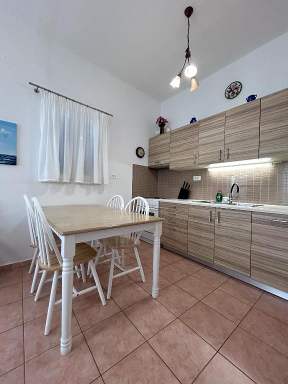 Kuchyňa alebo kuchynka v ubytovaní Sea-front Cozy Apartment