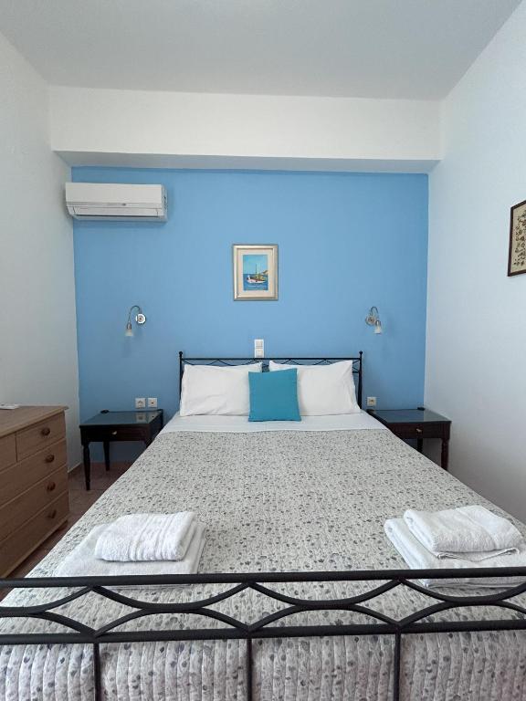 Posteľ alebo postele v izbe v ubytovaní Sea-front Cozy Apartment