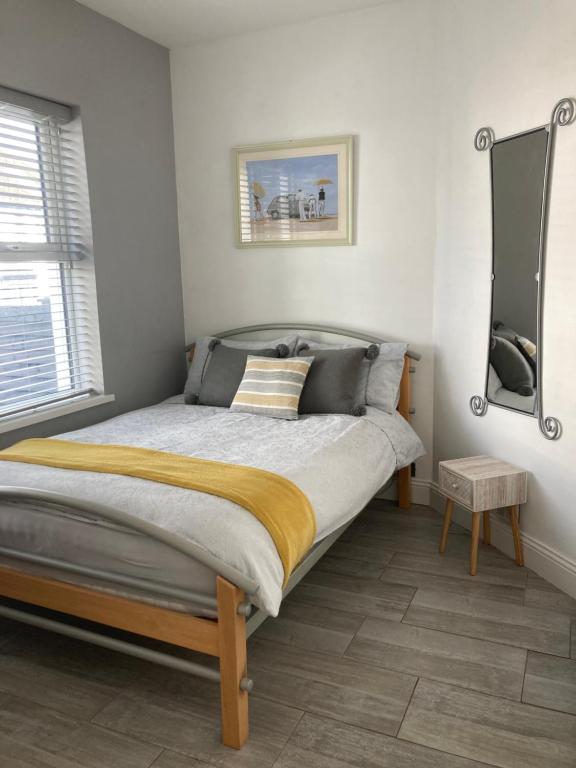 een slaapkamer met een bed in een kamer bij Hidden Gem in Portrush