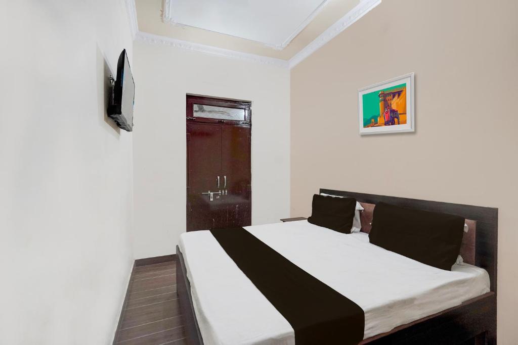 メーラトにあるOYO Hotel Maharaja Palaceの白い部屋のベッドルーム1室(ベッド1台付)