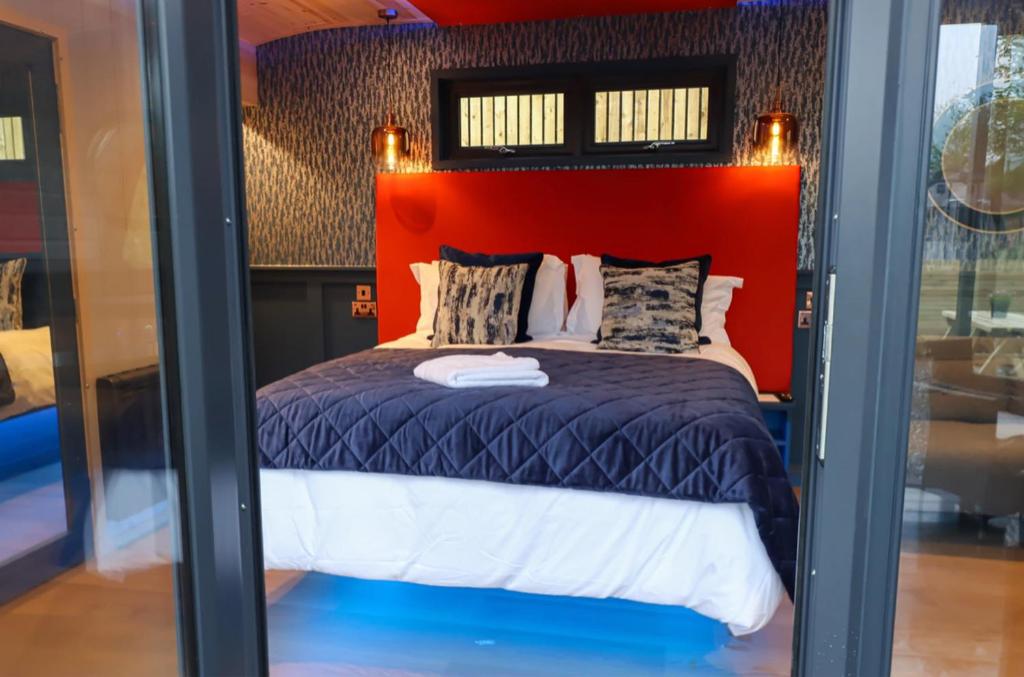 Postel nebo postele na pokoji v ubytování Primrose Glamping Pods