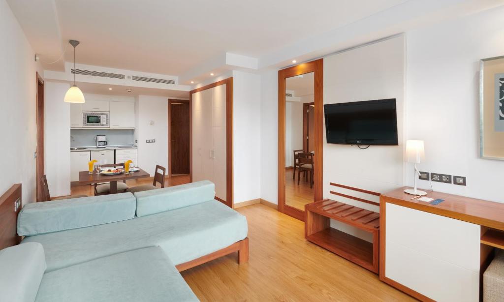 A television and/or entertainment centre at Hipotels Cala Millor Park
