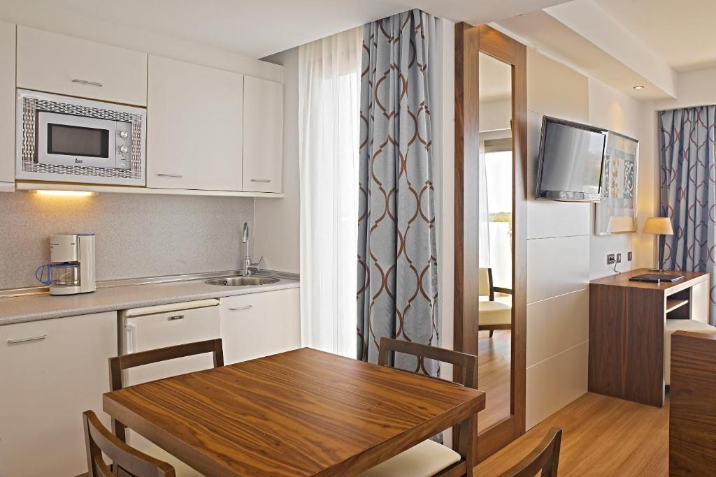 A kitchen or kitchenette at Hipotels Cala Millor Park