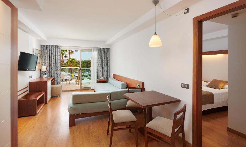 A television and/or entertainment centre at Hipotels Cala Millor Park