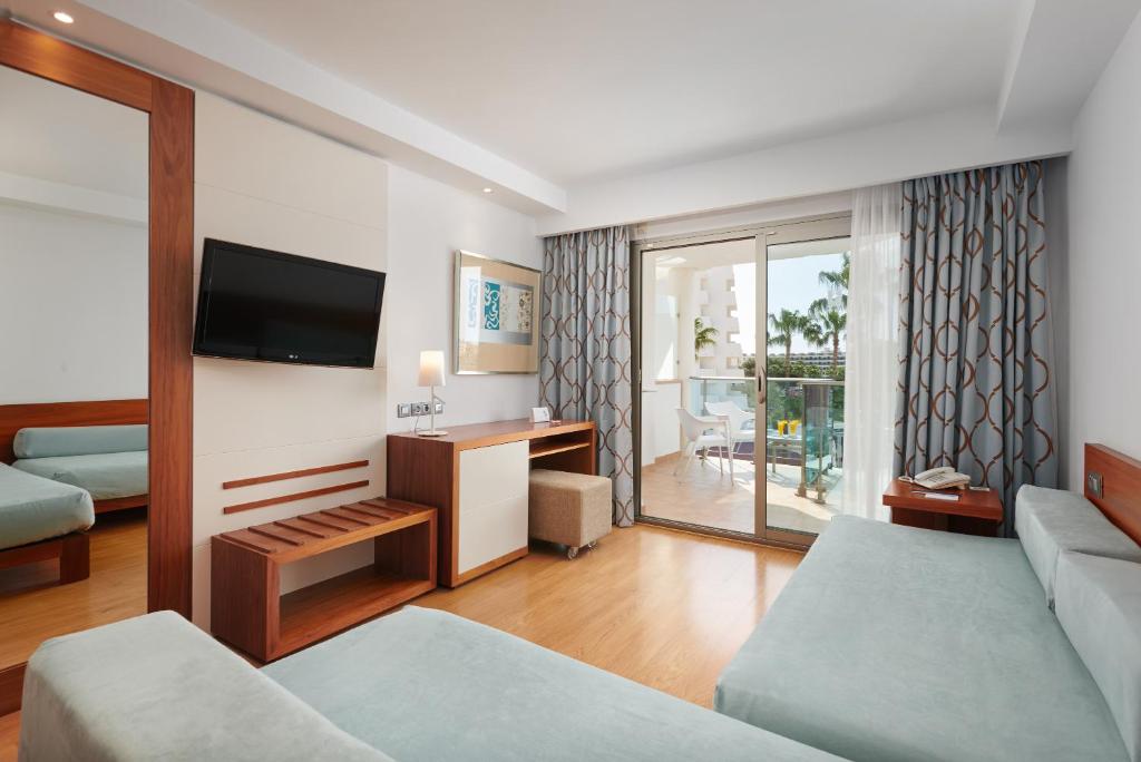 A television and/or entertainment centre at Hipotels Cala Millor Park