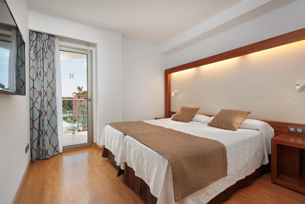 A bed or beds in a room at Hipotels Cala Millor Park