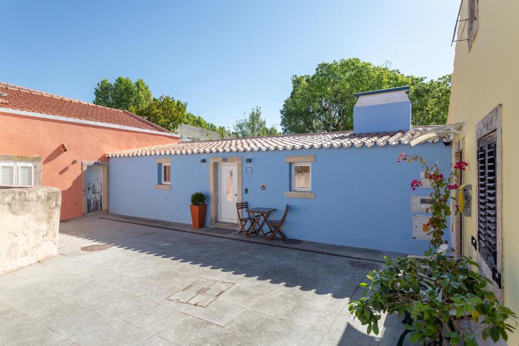 Casa azul y blanca con patio en Palace Guest Inn, en Queluz