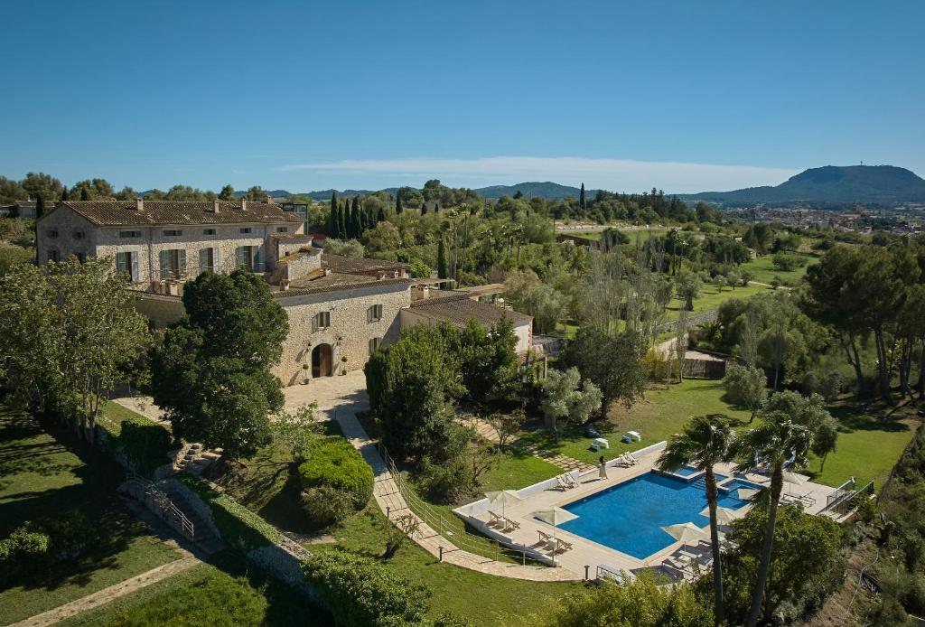 een luchtzicht op een huis met een zwembad bij Es Figueral Nou Hotel Rural & Spa - Adults Only - Over 12 in Montuiri
