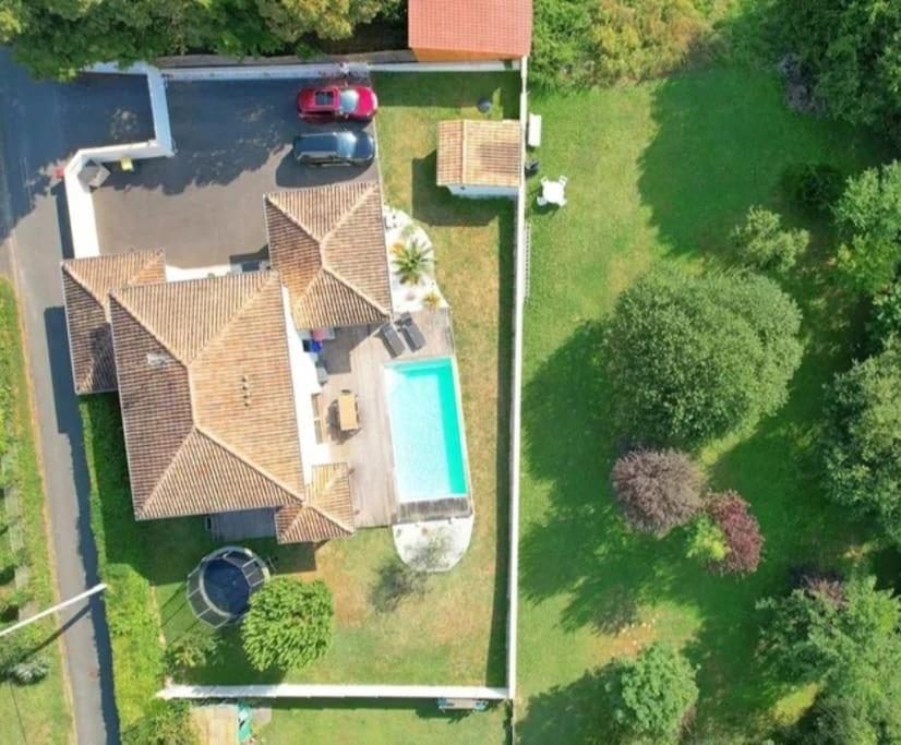 an overhead view of a house with a pool at Villa proche de Bordeaux in Latresne