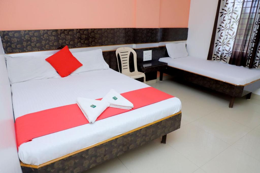 Postel nebo postele na pokoji v ubytování Hotel Sai Kohinoor