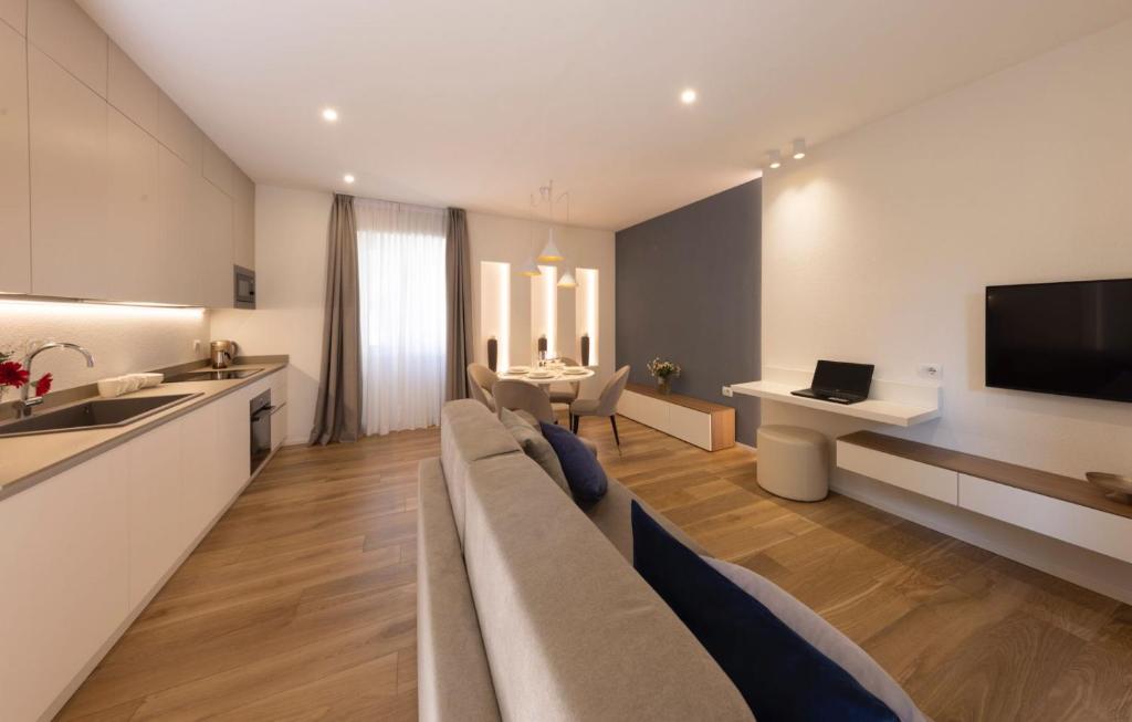 sala de estar amplia con sofá y cocina en Residence Casa Coppa Appartamento Maple en Omegna