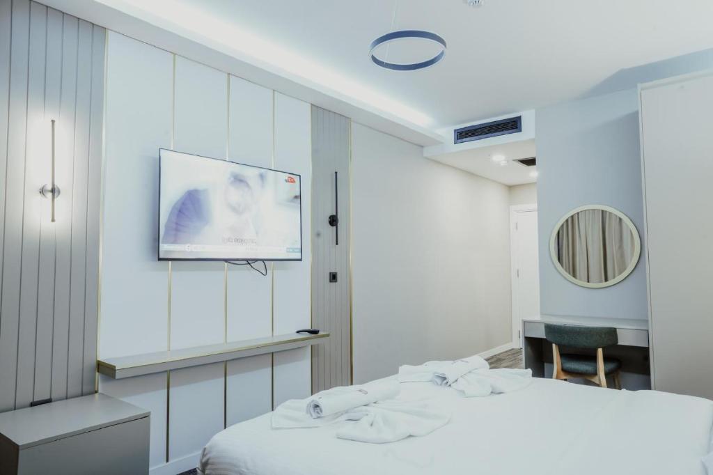 伊斯坦堡的住宿－ONKA OTELCİLİK TURİZM TİCARET LİMİTED ŞİRKETi，客房设有两张床和一台墙上的电视。