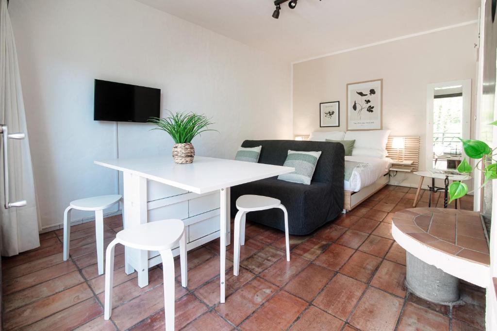 Sureggio 2 by Quokka 360 - Cozy Studio in Residence with Shared Pool