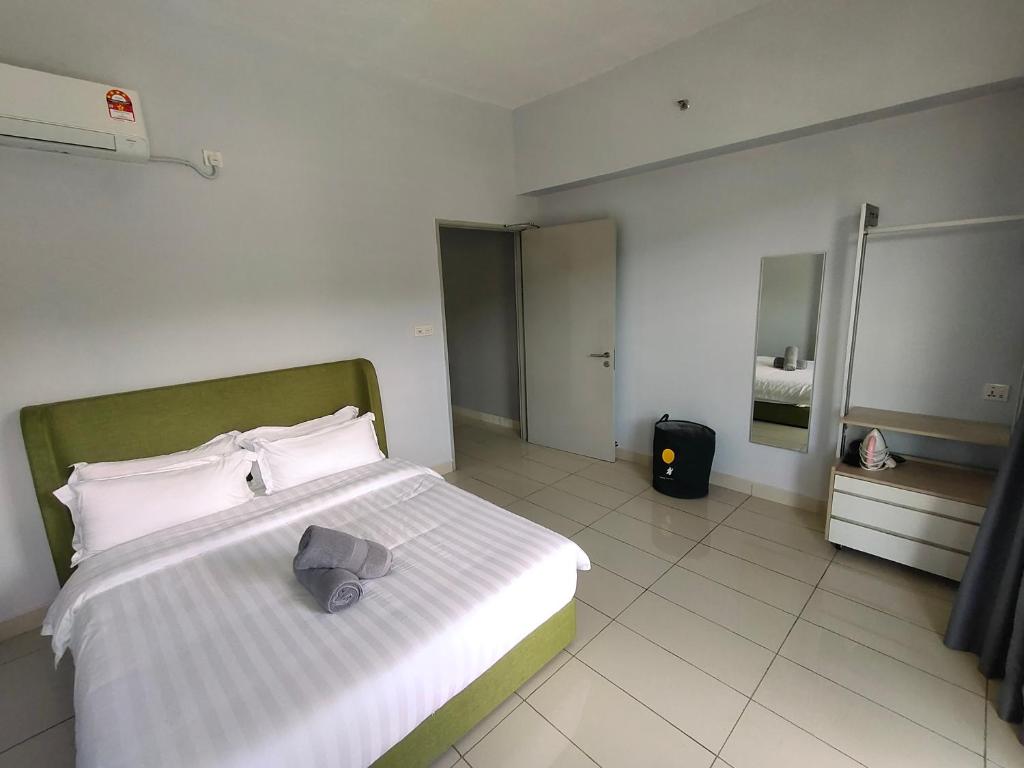 ein Schlafzimmer mit einem Bett mit Hut darauf in der Unterkunft WESTAY Studio 1 Bedroom Near KK City Airport and Tg Aru Beach in Kota Kinabalu