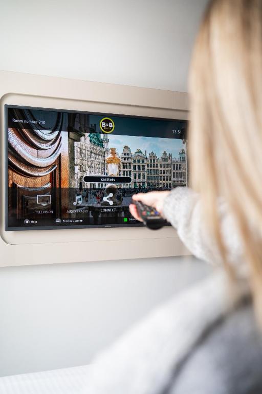 TV a/nebo společenská místnost v ubytování B&B HOTEL Brussels Centre Gare du Midi