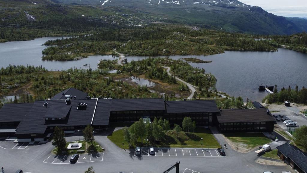 een luchtzicht op een gebouw naast een meer bij Gaustablikk Fjellresort in Gaustablikk