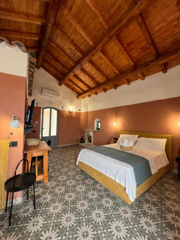 ein Schlafzimmer mit einem großen Bett und einer Holzdecke in der Unterkunft GarganoMareBorghi ospitalità diffusa in Vico del Gargano