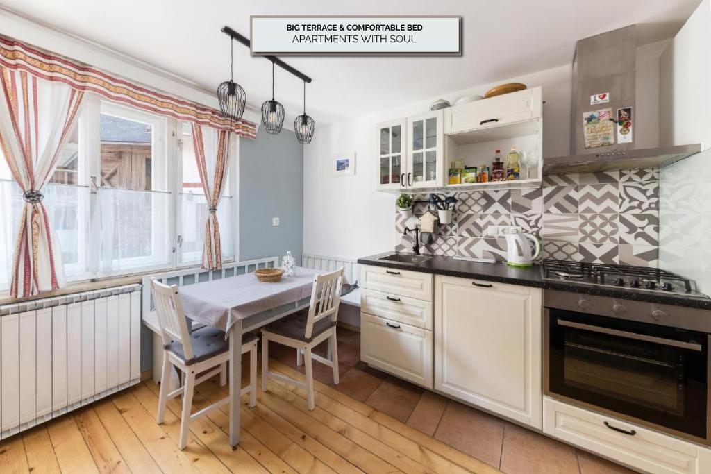 uma cozinha com uma mesa e uma sala de jantar em Apartma Ivana & Ivanka em Bohinj