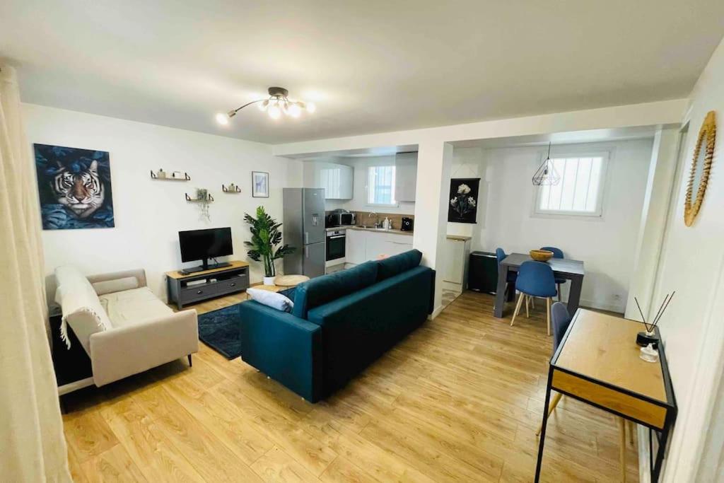 - un salon avec un canapé et une table dans l'établissement Cosy apartment in Charenton, à Charenton-le-Pont