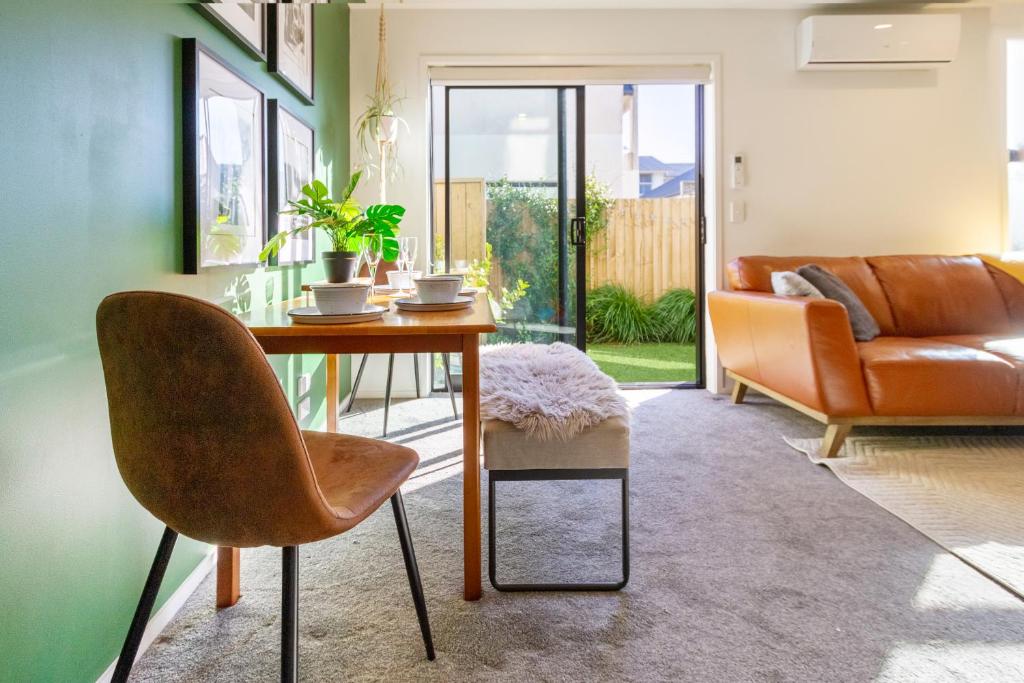 Gorgeous in Green - 2 bed Central Oasis w/king bed - Resim 5