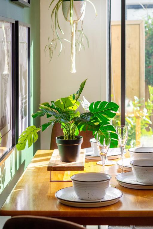 Gorgeous in Green - 2 bed Central Oasis w/king bed - Resim 4