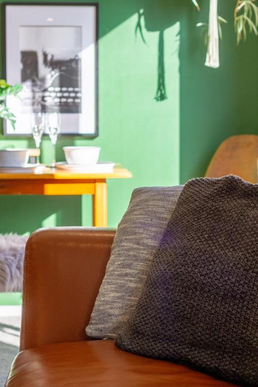 Gorgeous in Green - 2 bed Central Oasis w/king bed - Resim 13