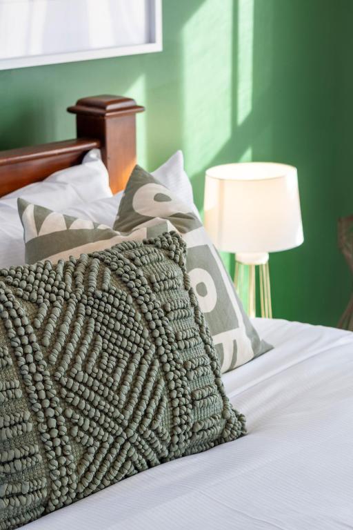 Gorgeous in Green - 2 bed Central Oasis w/king bed - Resim 25