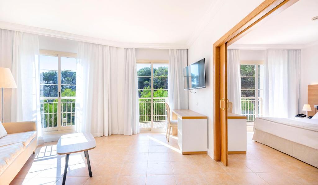 Телевизор и/или развлекательный центр в VIVA Cala Mesquida Suites & Spa Adults Only 16